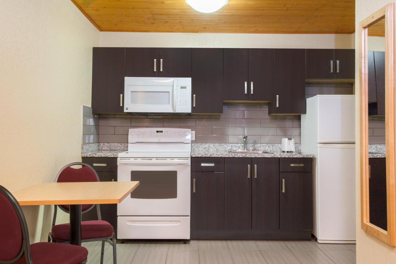 Econo Lodge Inn & Suites Medicine Hat Ngoại thất bức ảnh