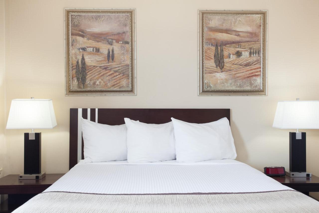 Econo Lodge Inn & Suites Medicine Hat Ngoại thất bức ảnh